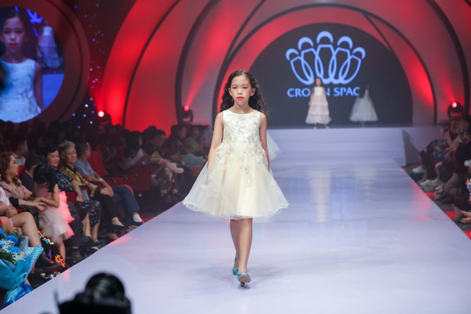 Siêu mẫu Hà Anh thần thái mở màn show diễn thời trang dành riêng cho trẻ em - ảnh 5