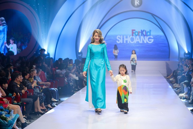Siêu mẫu Hà Anh thần thái mở màn show diễn thời trang dành riêng cho trẻ em - ảnh 10