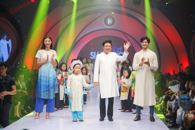 Siêu mẫu Hà Anh thần thái mở màn show diễn thời trang dành riêng cho trẻ em - ảnh 11