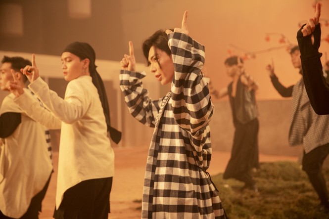 Tạm rời xa sở trường ballad uỷ mị, Erik trở lại bằng MV siêu thực từ hành tinh khác - ảnh 6