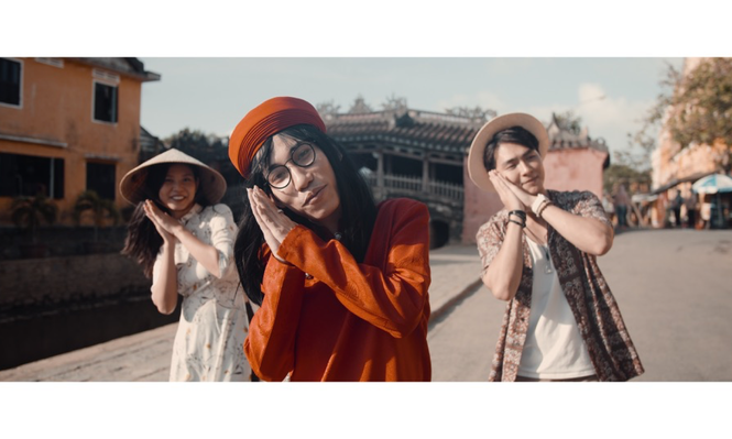 Jay Quân kết hợp rapper Chị Cả trong ca khúc mới, tung MV đẹp như mơ tại Đà Nẵng - ảnh 4