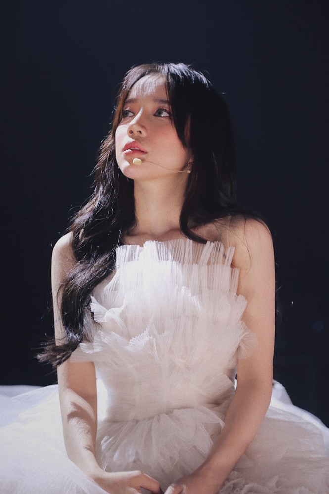 Lyly tự nhận mình không phải “good girl”, chia sẻ về mối tình đầu cùng host Bông Tím - ảnh 3