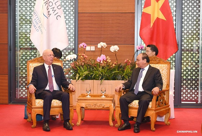 Thủ tướng Nguyễn Xuân Phúc tiếp người sáng lập WEF - ảnh 1