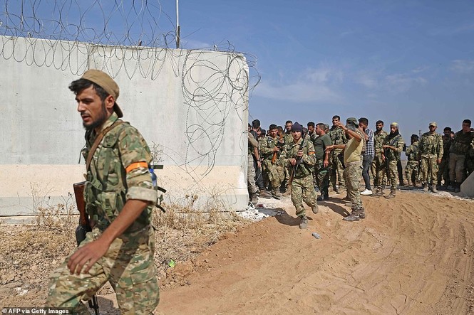 Nhiều tù binh IS vượt ngục ở Syria sau hỏa lực tấn công của Thổ Nhĩ Kỳ - ảnh 1