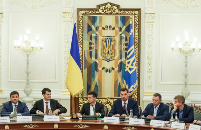 Tổng thống Ukraine bất ngờ sa thải người đại diện Nội các - ảnh 1