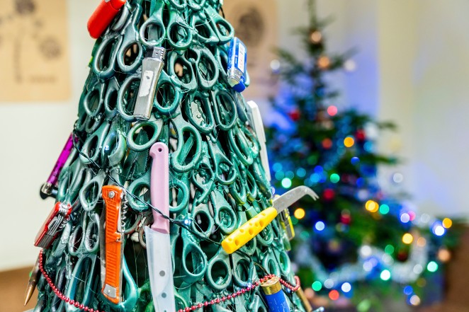 Cây thông Noel độc đáo được làm từ những vật dụng bị thu giữ tại sân bay - ảnh 1