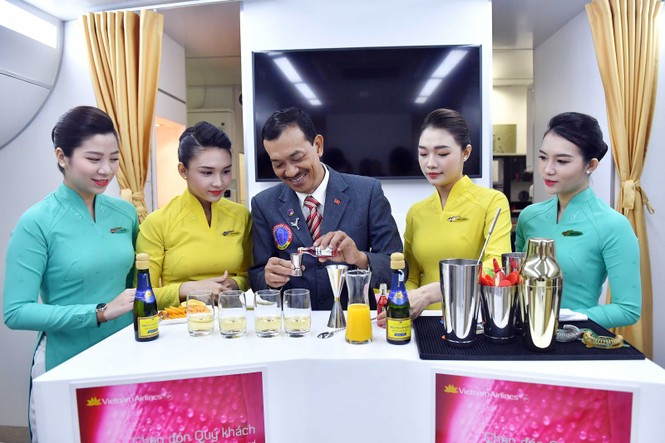 Vietnam Airlines chuẩn bị phục vụ cocktail trên máy bay - ảnh 6
