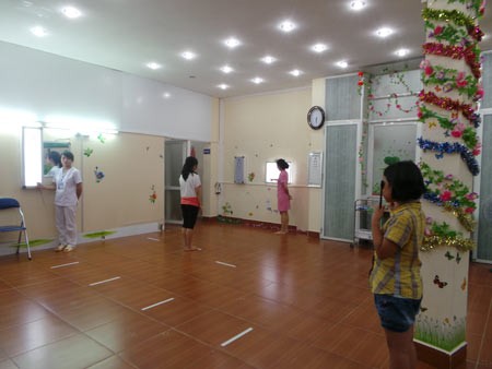 Tập yoga chữa cận thị: Mất tiền cho mắt nhanh hỏng hơn - ảnh 1