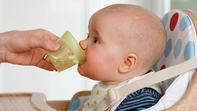 Cách làm đúng và 'đại kỵ' khi trẻ bị sốt, cha mẹ biết mà tránh kẻo hại con - ảnh 1