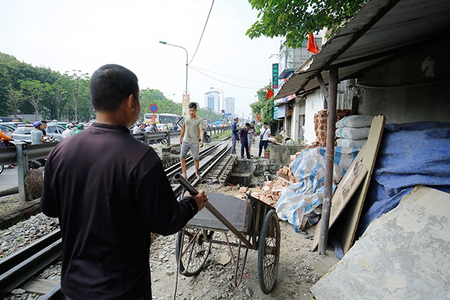 Tàu hỏa đâm xe ba gác, ùn tắc giao thông đầu giờ sáng - ảnh 10