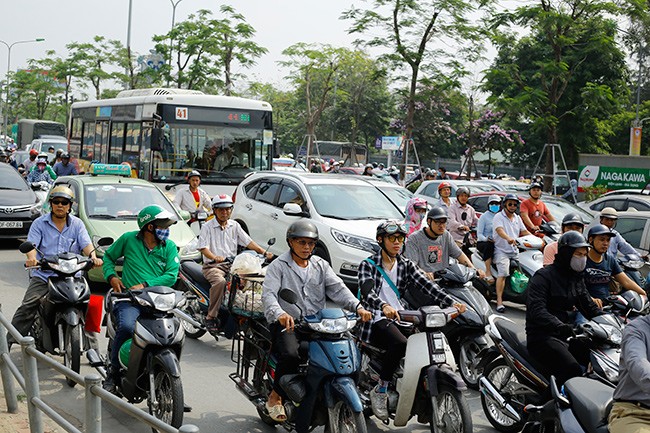 Tàu hỏa đâm xe ba gác, ùn tắc giao thông đầu giờ sáng - ảnh 11