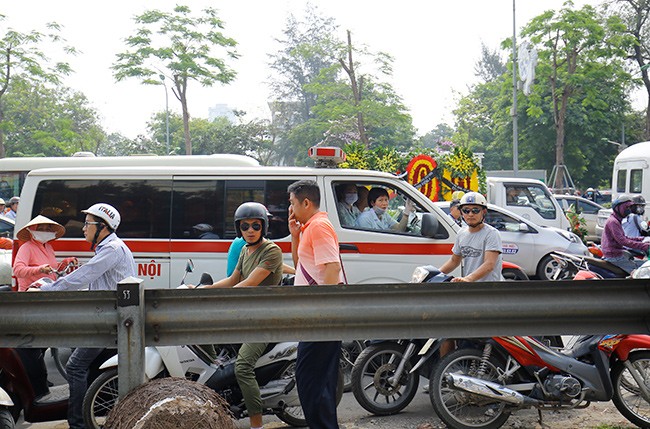 Tàu hỏa đâm xe ba gác, ùn tắc giao thông đầu giờ sáng - ảnh 12