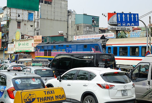 Tàu hỏa đâm xe ba gác, ùn tắc giao thông đầu giờ sáng - ảnh 1