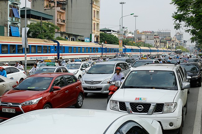 Tàu hỏa đâm xe ba gác, ùn tắc giao thông đầu giờ sáng - ảnh 2