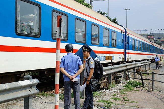 Tàu hỏa đâm xe ba gác, ùn tắc giao thông đầu giờ sáng - ảnh 3