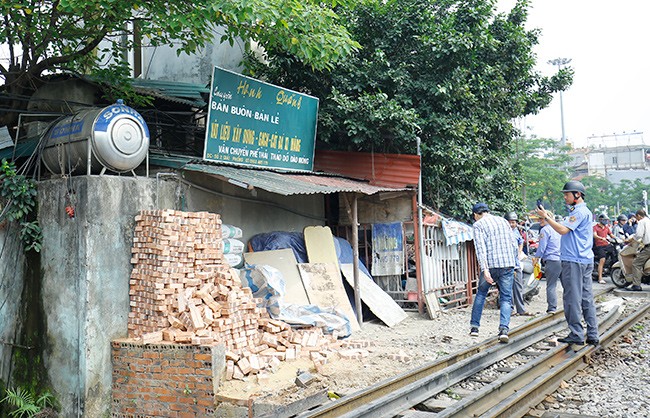 Tàu hỏa đâm xe ba gác, ùn tắc giao thông đầu giờ sáng - ảnh 9