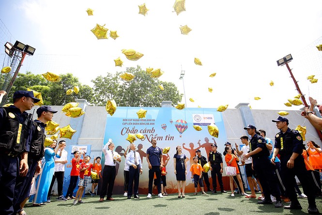 Cúp ngoại hạng Anh đến với trẻ em Làng SOS - ảnh 16