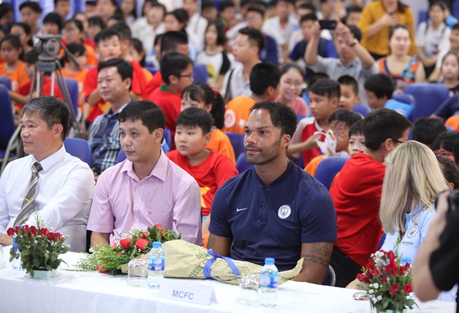 Cúp ngoại hạng Anh đến với trẻ em Làng SOS - ảnh 6