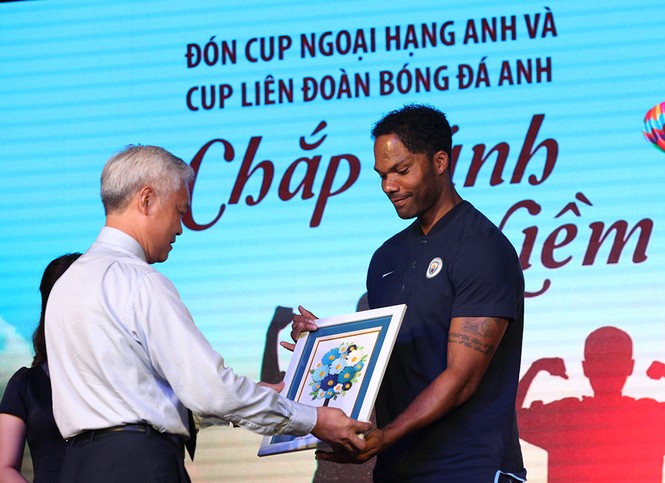 Cúp ngoại hạng Anh đến với trẻ em Làng SOS - ảnh 8