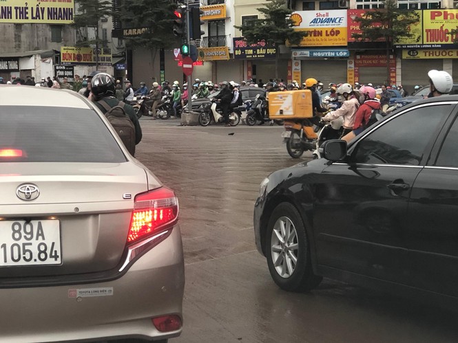 Rùng mình với mặt đường nhầy nhụa bùn đất ở nút giao Xã Đàn - ảnh 1