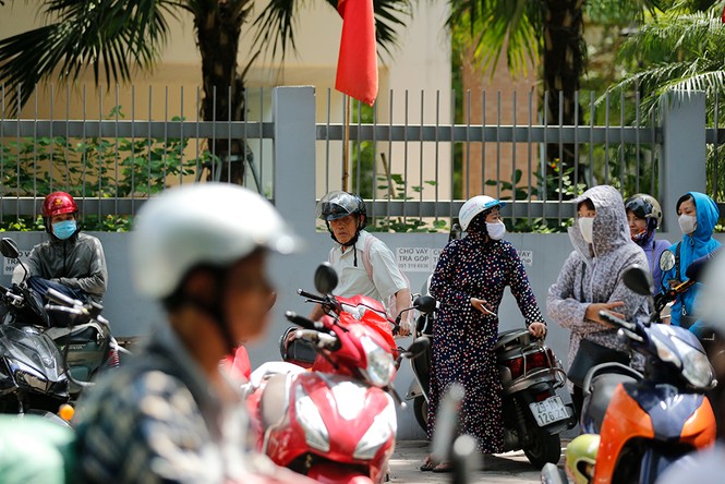 Phụ huynh 'hoá ninja' đội nắng hồi hộp chờ con thi vào 10 - ảnh 3