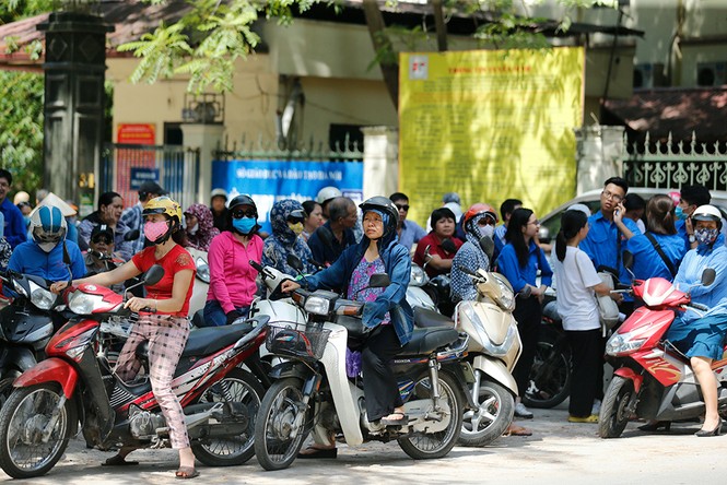 Phụ huynh 'hoá ninja' đội nắng hồi hộp chờ con thi vào 10 - ảnh 4