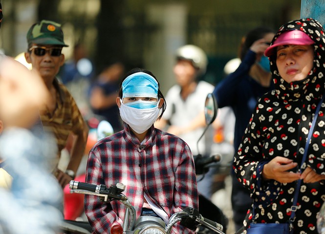 Phụ huynh 'hoá ninja' đội nắng hồi hộp chờ con thi vào 10 - ảnh 6