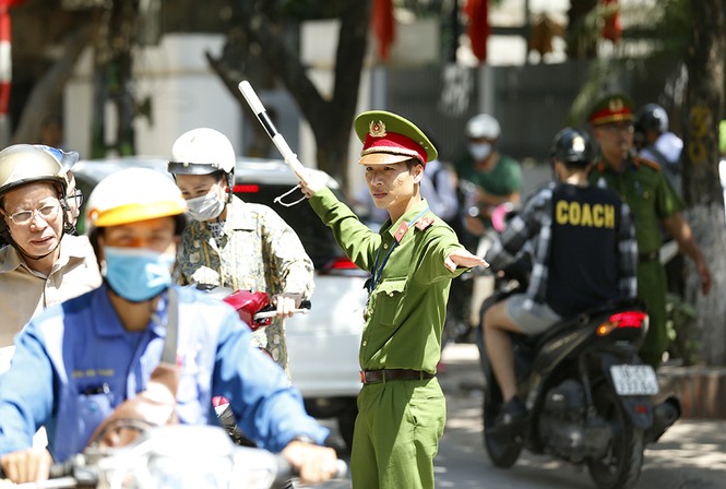 Phụ huynh 'hoá ninja' đội nắng hồi hộp chờ con thi vào 10 - ảnh 14