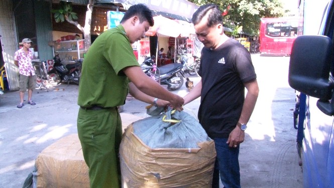 Hơn 3 tạ thịt bốc mùi bị 'bỏ quên' ở bến xe - ảnh 2