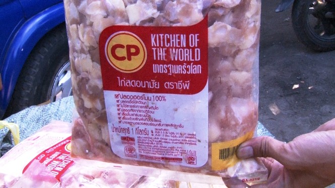 Hơn 3 tạ thịt bốc mùi bị 'bỏ quên' ở bến xe - ảnh 1