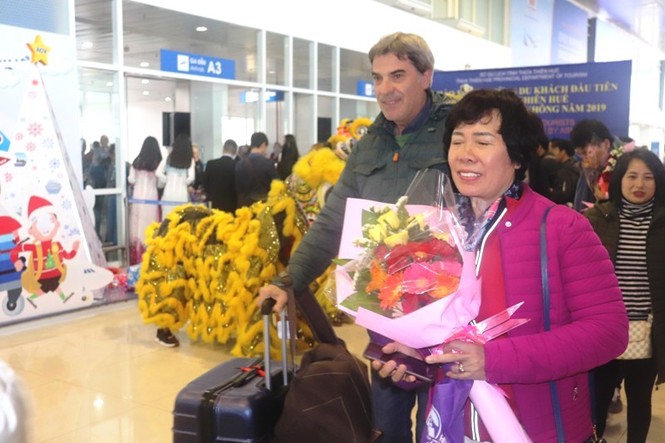 Gần 200 du khách đầu tiên ‘xông đất’ Huế bằng đường hàng không - ảnh 9