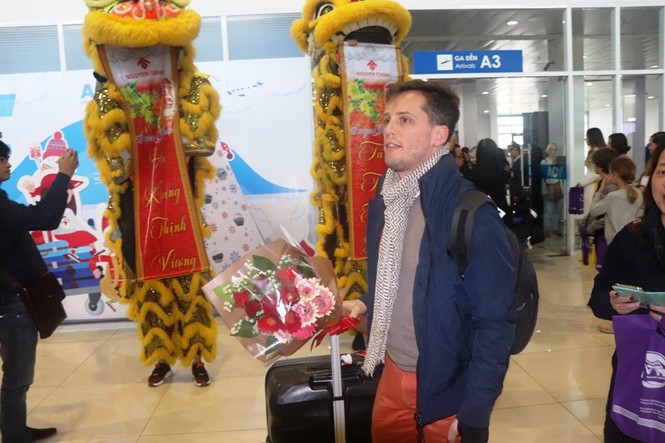 Gần 200 du khách đầu tiên ‘xông đất’ Huế bằng đường hàng không - ảnh 6