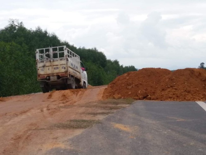 Né trạm thu phí, ô tô đua nhau 'đi lậu' trên cao tốc chưa thông xe - ảnh 9