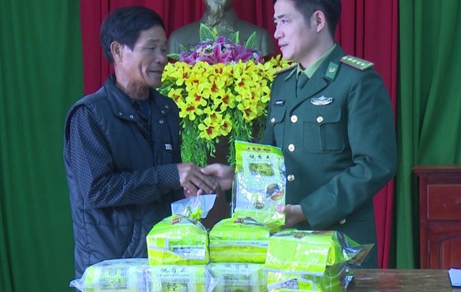 CLIP: Biên phòng tiếp nhận gần 8kg bột trắng nghi ma túy đá dạt từ biển vào - ảnh 1