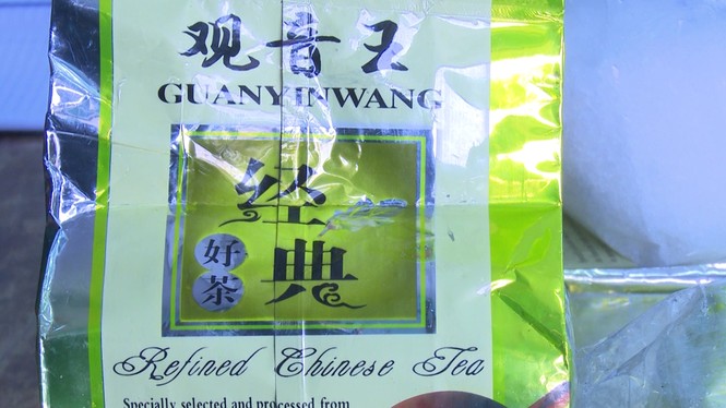 CLIP: Biên phòng tiếp nhận gần 8kg bột trắng nghi ma túy đá dạt từ biển vào - ảnh 2