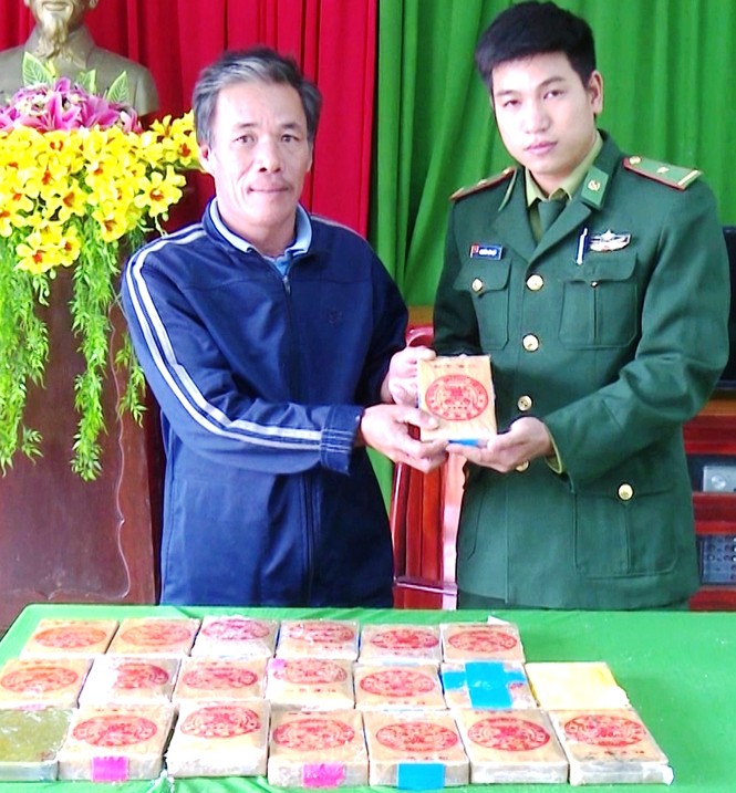 CLIP: Cận cảnh 21 bánh heroin trôi dạt vào bờ biển Thừa Thiên Huế - ảnh 1