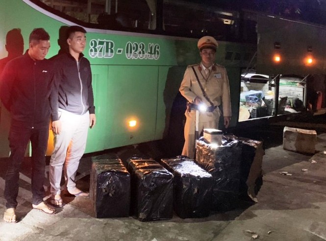 phát hiện xe chở khách “gài” theo hàng nghìn viên pháo đi qua tỉnh TT-Huế bị CSGT bắt giữ - ảnh 2
