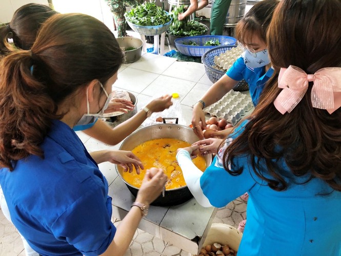 Đoàn viên thanh niên “vào bếp” hỗ trợ cấp dưỡng cho hàng trăm người cách ly tại TT-Huế - ảnh 1
