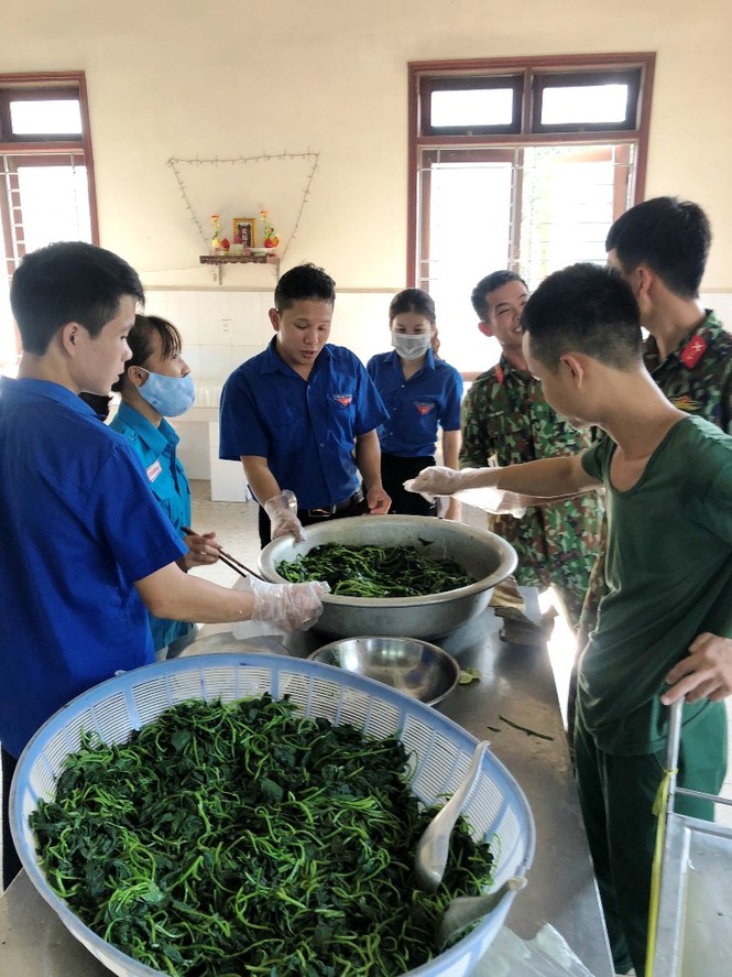 Đoàn viên thanh niên “vào bếp” hỗ trợ cấp dưỡng cho hàng trăm người cách ly tại TT-Huế - ảnh 2