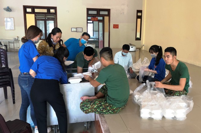 Đoàn viên thanh niên “vào bếp” hỗ trợ cấp dưỡng cho hàng trăm người cách ly tại TT-Huế - ảnh 3