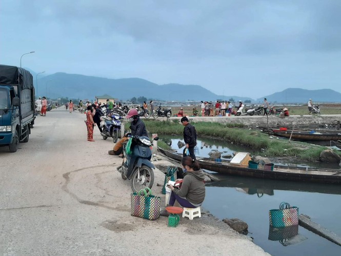 TT-Huế: Chợ cá tự phát Lê Thái Thiện xã Lộc Trì nhộn nhịp bất chấp lệnh cấm mùa phòng chống COVID-19, chính quyền 'khó xử' ? - ảnh 1