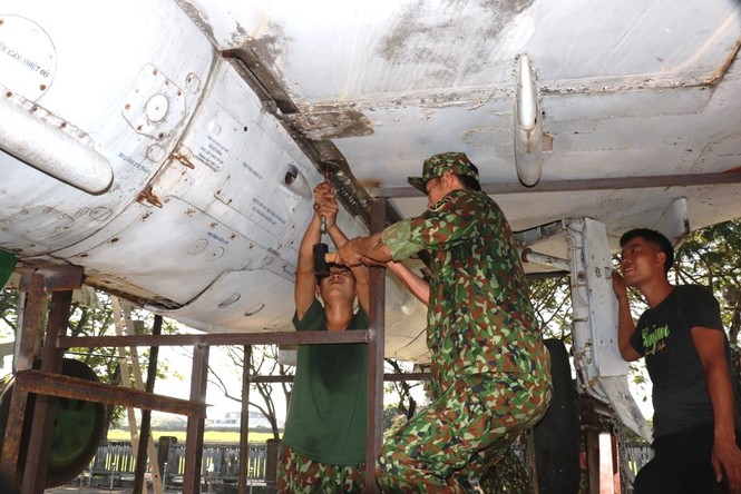 Xem bộ đội tháo rời máy bay tại Huế để chuyển về nơi mới của bảo tàng - ảnh 16