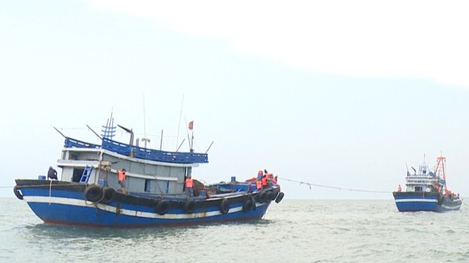 Biên phòng nổ 2 phát súng khống chế tàu giã cào manh động tấn công lực lượng chức năng - ảnh 3