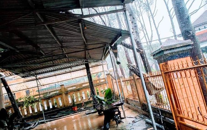 Thừa Thiên Huế: Huyện miền núi Nam Đông tan hoang trong bão số 9 - ảnh 7