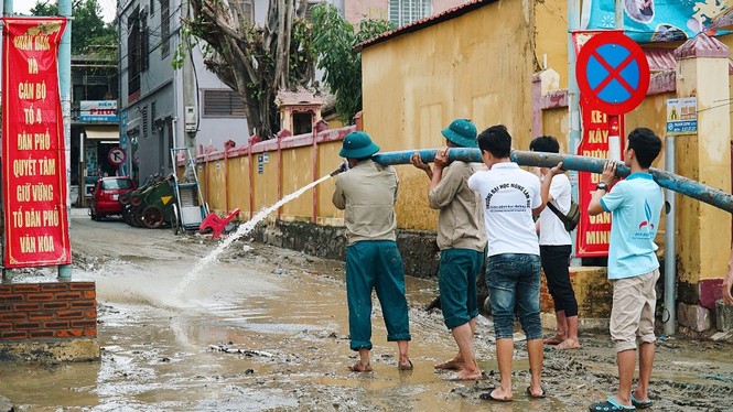 TT-Huế: Huy động tổng lực đoàn viên ra quân xử lý môi trường, giúp dân sau bão lũ - ảnh 8