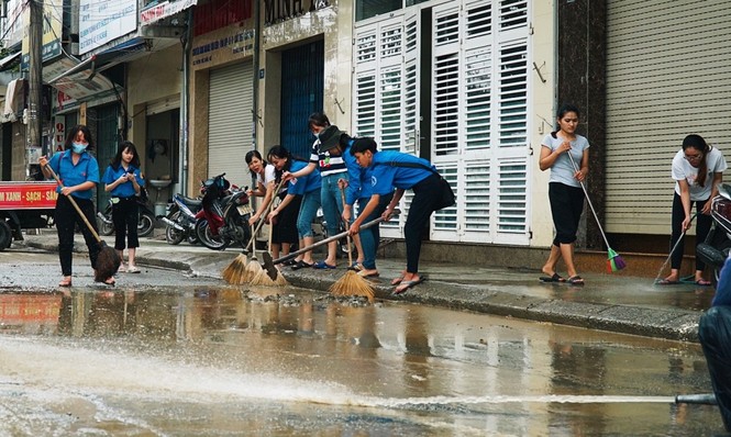 TT-Huế: Huy động tổng lực đoàn viên ra quân xử lý môi trường, giúp dân sau bão lũ - ảnh 9