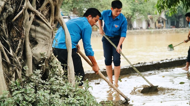 TT-Huế: Huy động tổng lực đoàn viên ra quân xử lý môi trường, giúp dân sau bão lũ - ảnh 11