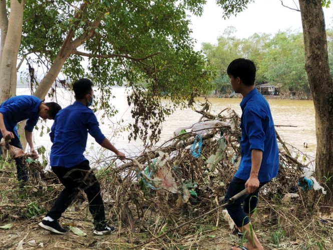 TT-Huế: Huy động tổng lực đoàn viên ra quân xử lý môi trường, giúp dân sau bão lũ - ảnh 18