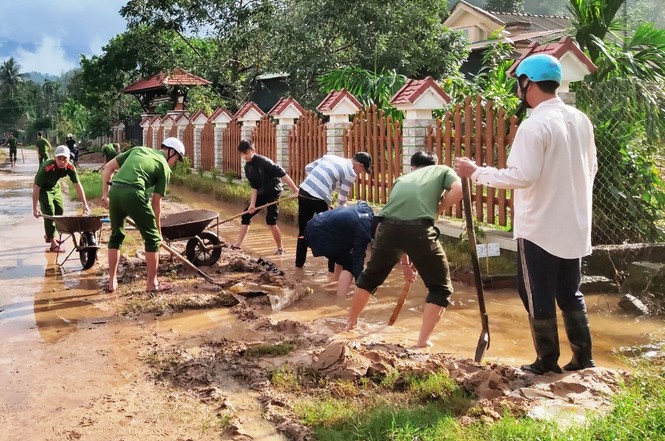 TT-Huế: Huy động tổng lực đoàn viên ra quân xử lý môi trường, giúp dân sau bão lũ - ảnh 10
