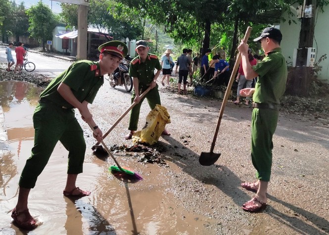 TT-Huế: Huy động tổng lực đoàn viên ra quân xử lý môi trường, giúp dân sau bão lũ - ảnh 3